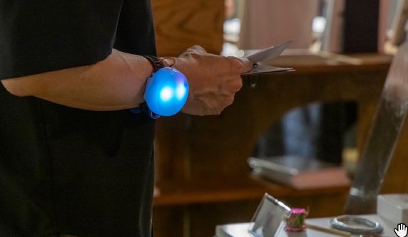 ライブ会場で腕に装着されたLUMION試作機