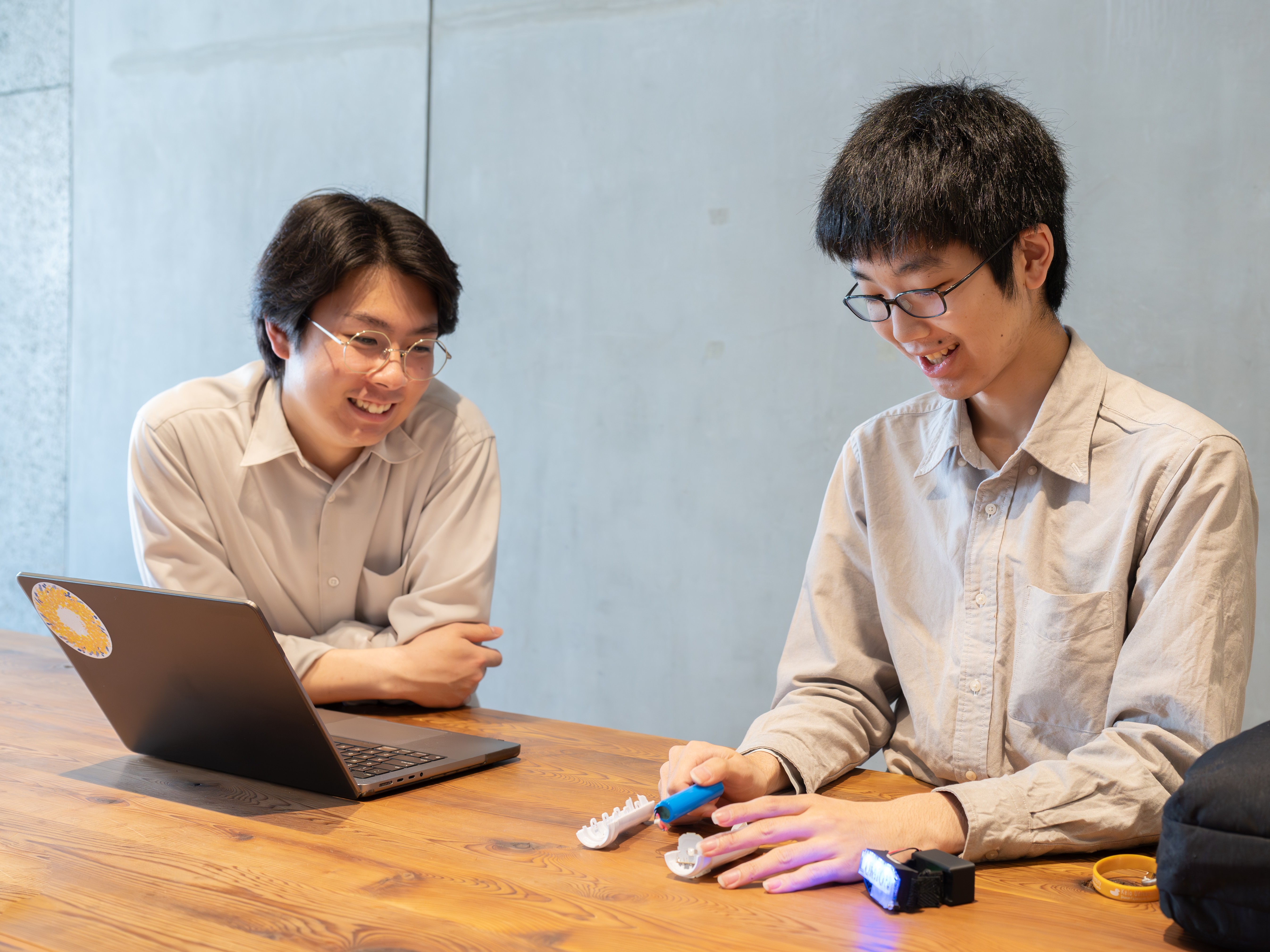 試作機を囲む開発打ち合わせ